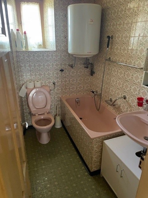 Altes Badezimmer vor der Sanierung