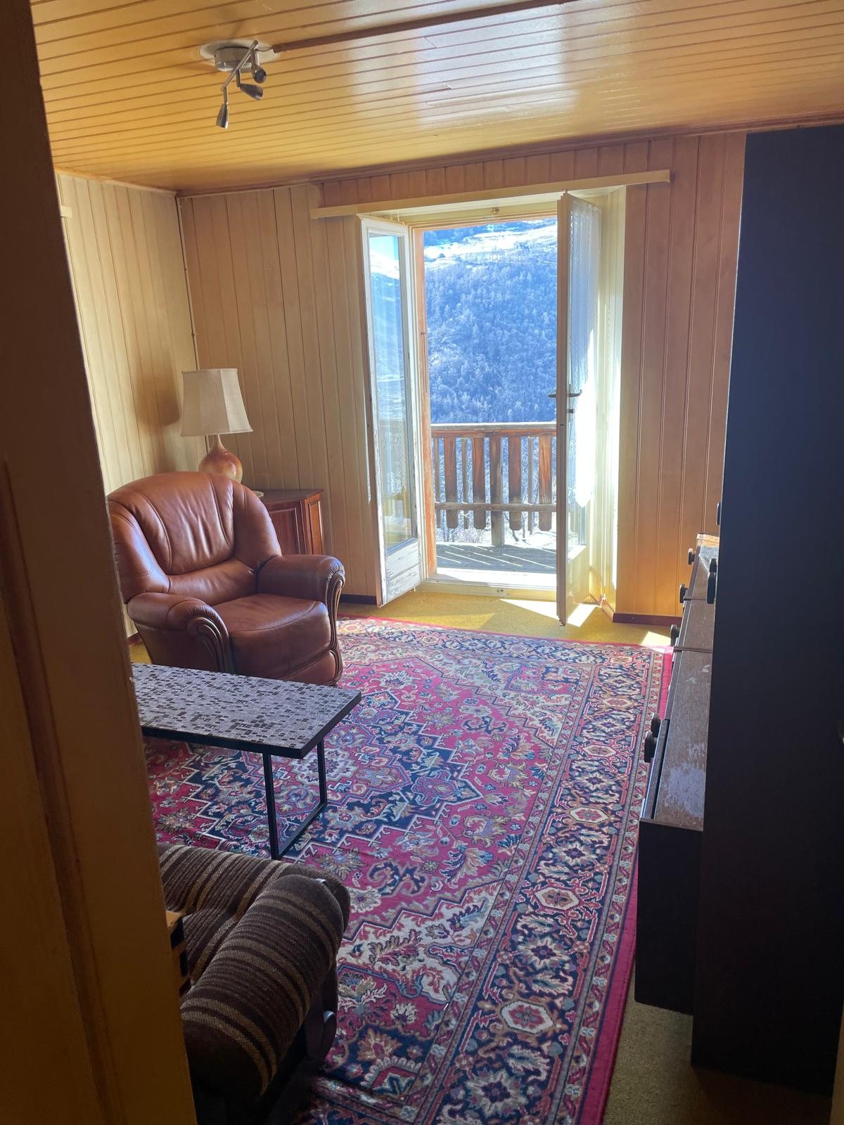 Alter Wohnraum mit Sessel und Fenster