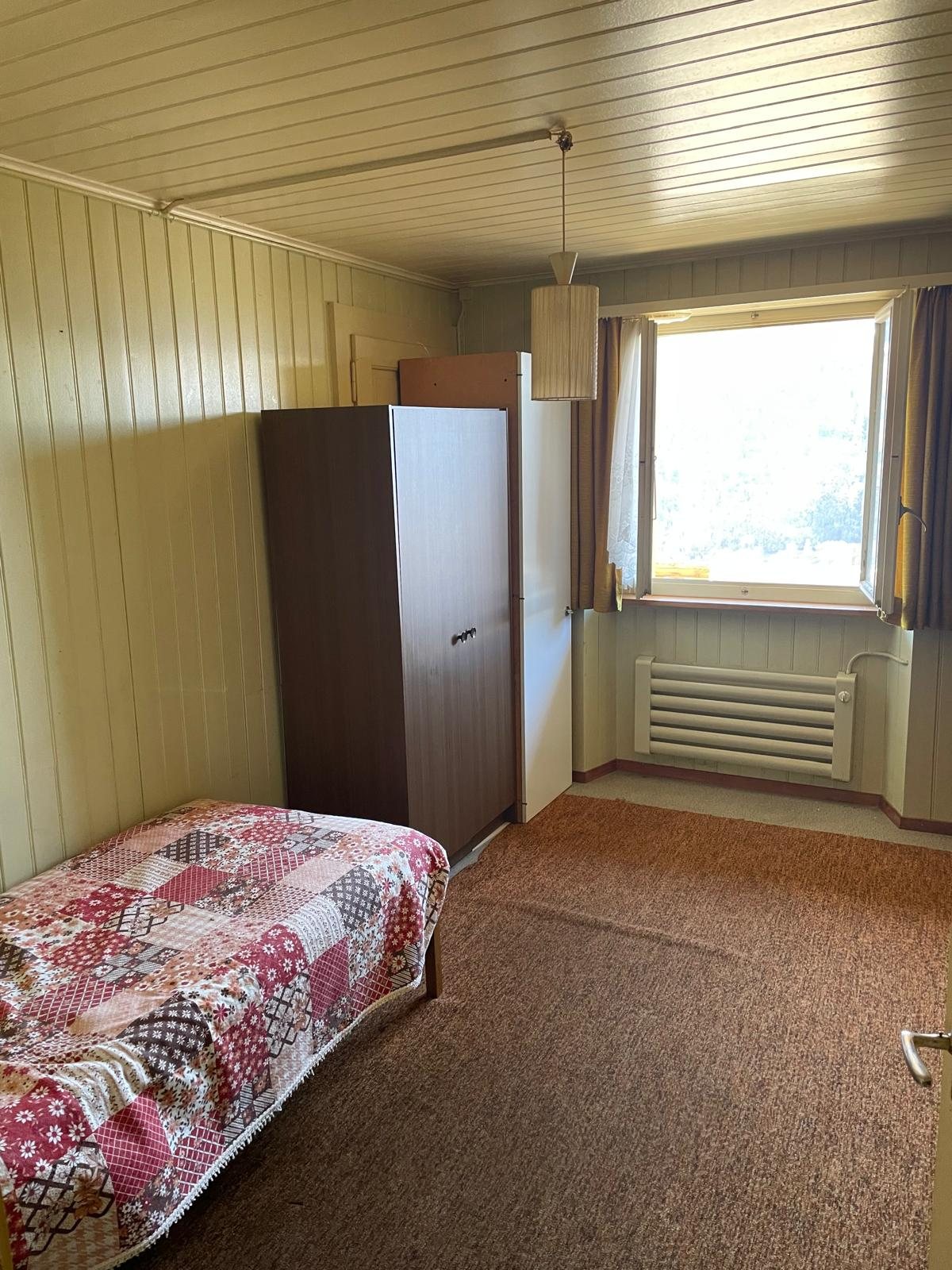 Altes Zimmer mit Holzdecke und Teppich