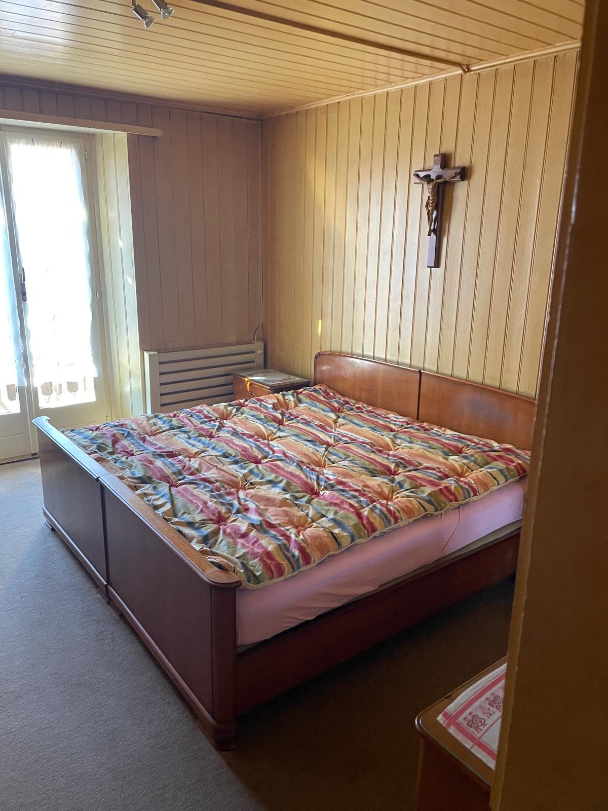 Altes Schlafzimmer mit Bett und Holzverkleidung
