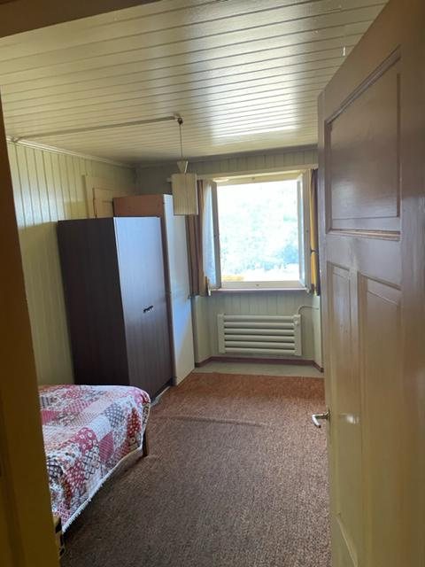 Altes Zimmer mit Schrank und Fenster