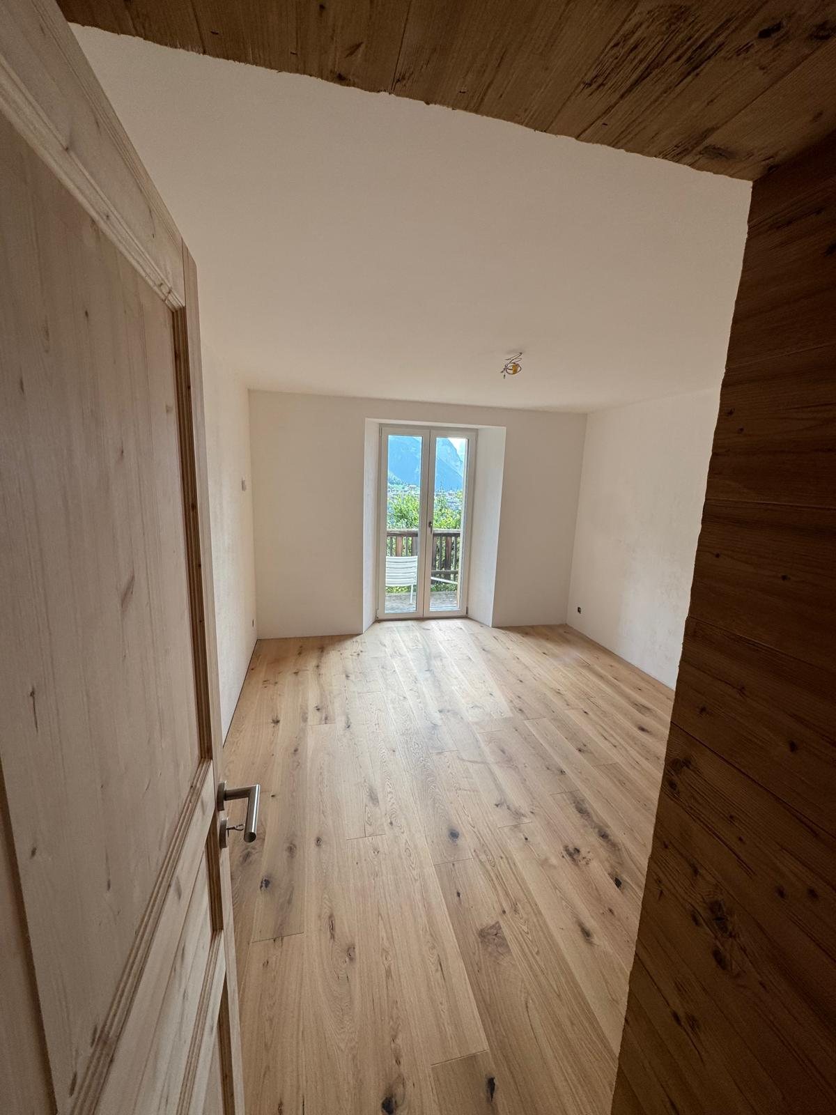 Fertiges Schlafzimmer mit Holzboden und ruhiger Gestaltung