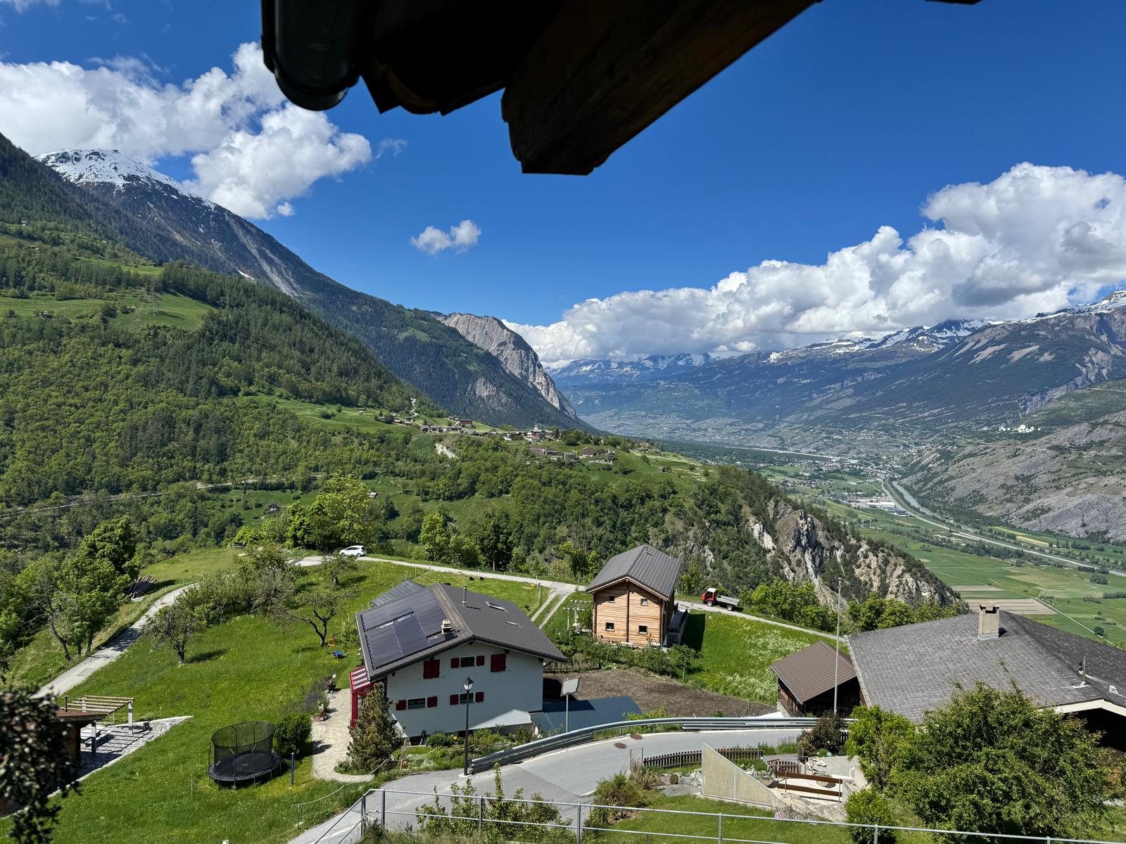 Sommerliche Aussicht über das Tal