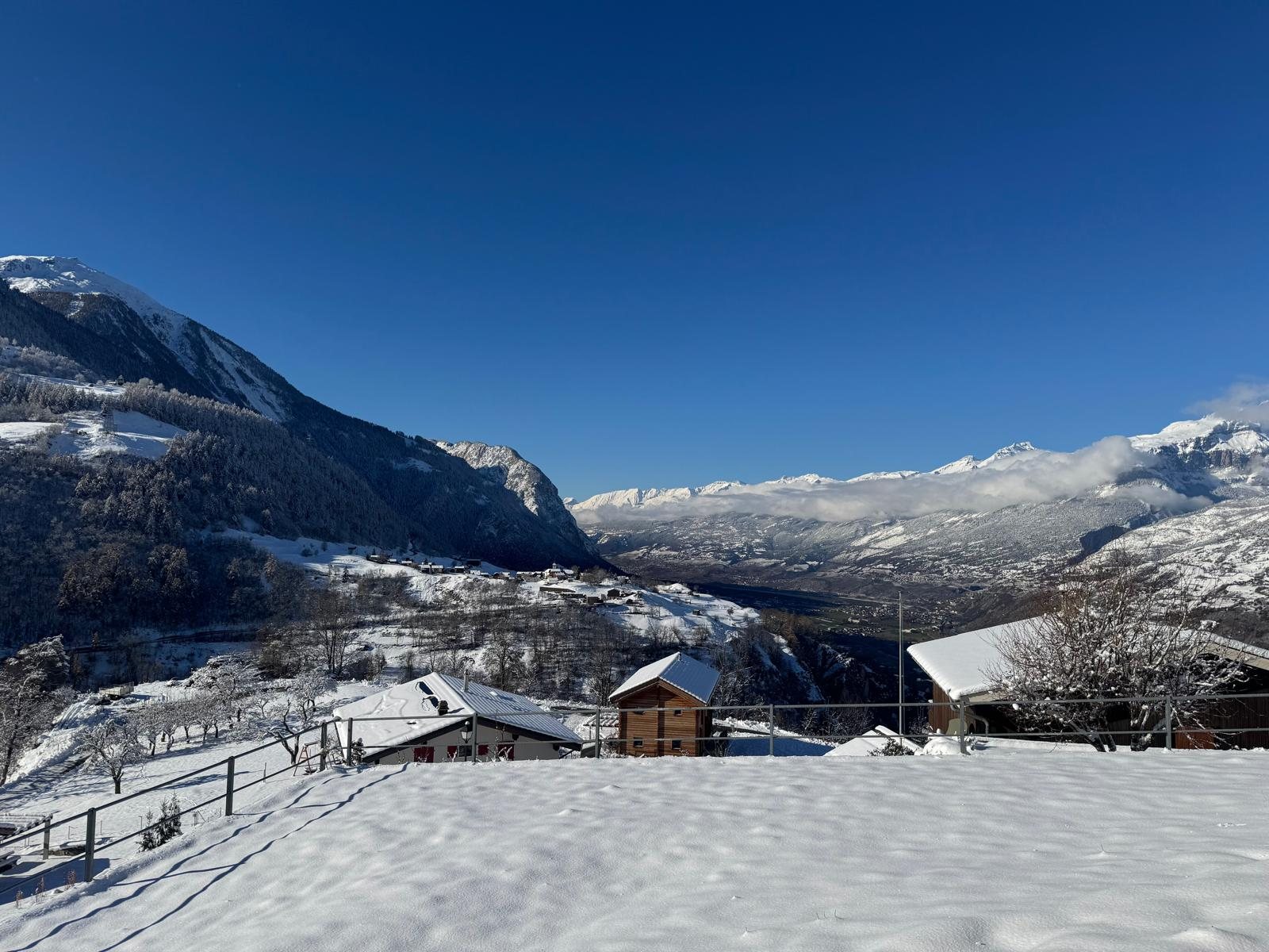Winterimpression mit verschneiter Landschaft