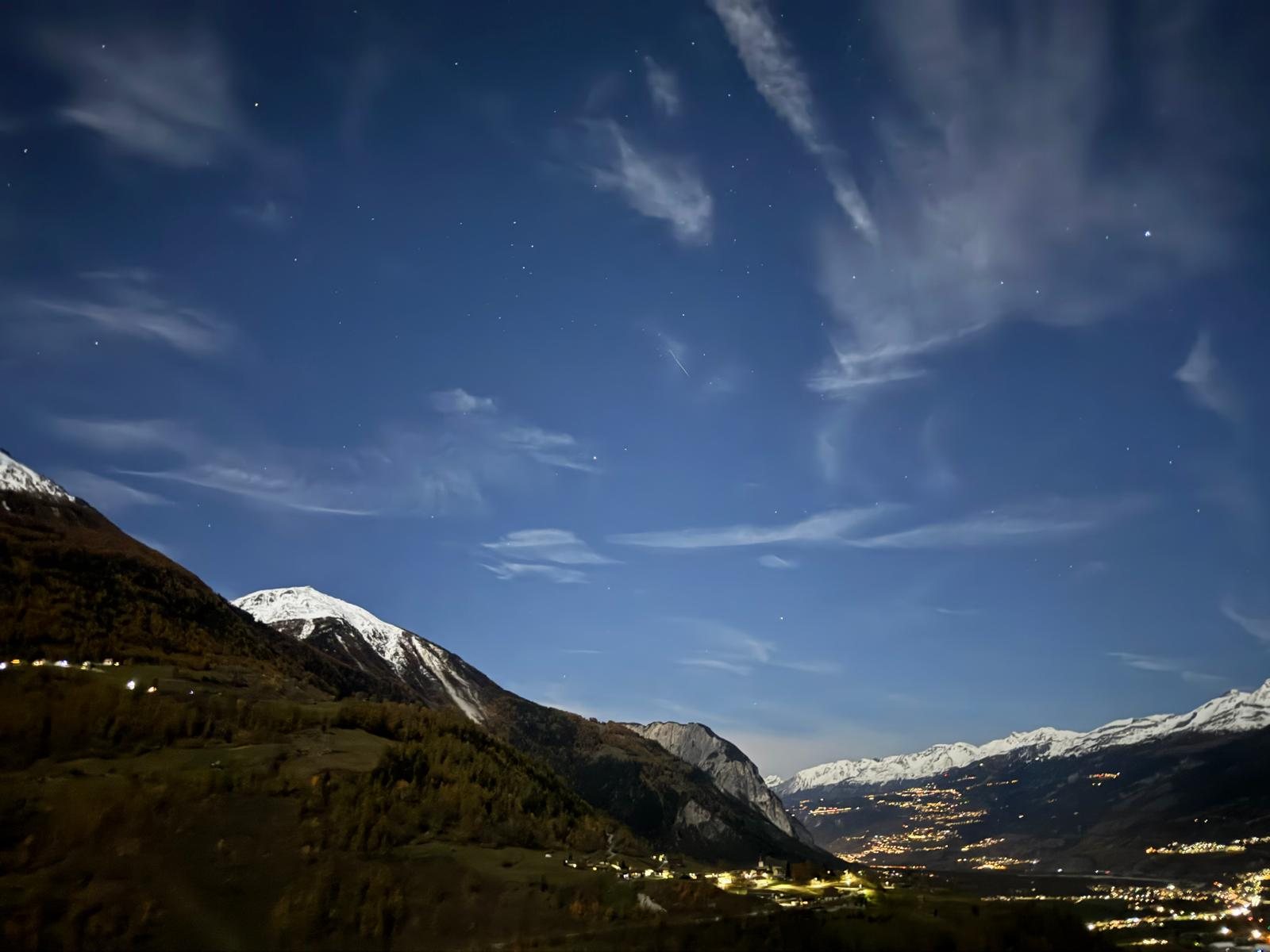 Blick über eine verschneite Berglandschaft